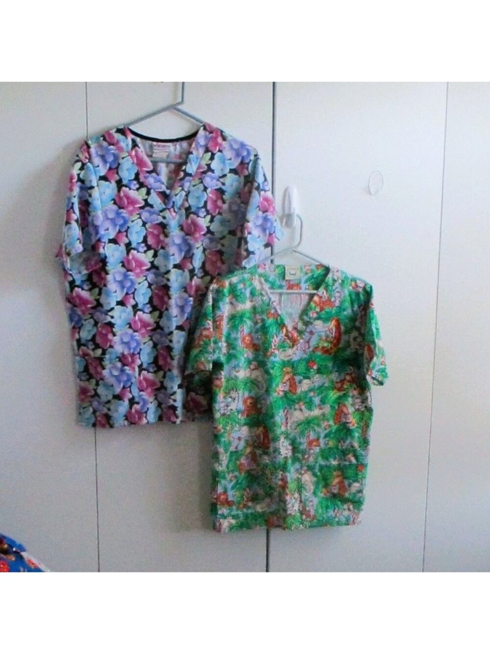 Floral & Animal Print V-Neck Scrub Tops Short Sleeve Lightweight Unisex Size M S